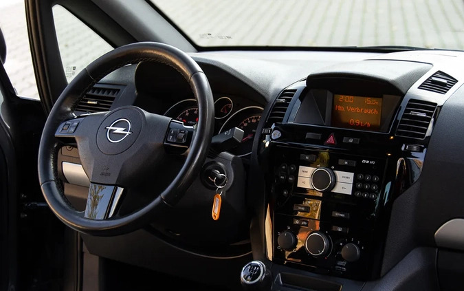 Opel Zafira cena 20900 przebieg: 220000, rok produkcji 2010 z Golub-Dobrzyń małe 781